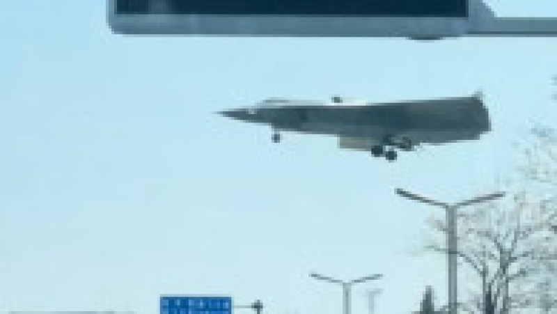 Avionul J-36 a zburat pe deasupra unei autostrăzi din apropiere de fabrica din Chengdu unde a fost cel mai probabil fabricat. Captură foto: X | Poza 5 din 8