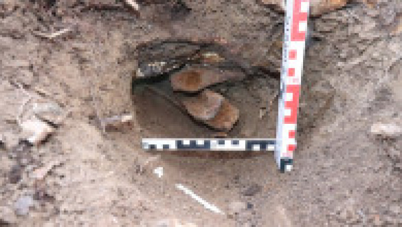 Depozite de arme şi unelte agricole din fier datând din perioada medievală timpurie au fost descoperite într-un sat situat la câţiva kilometri de Ploieşti. Foto: Facebook/ Muzeul Judetean de Istorie si Arheologie Prahova | Poza 2 din 15