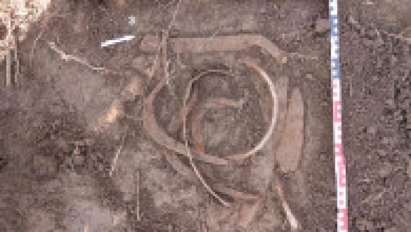 Depozite de arme şi unelte agricole din fier datând din perioada medievală timpurie au fost descoperite într-un sat situat la câţiva kilometri de Ploieşti. Foto: Facebook/ Muzeul Judetean de Istorie si Arheologie Prahova | Poza 3 din 15