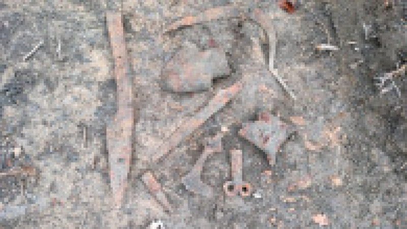 Depozite de arme şi unelte agricole din fier datând din perioada medievală timpurie au fost descoperite într-un sat situat la câţiva kilometri de Ploieşti. Foto: Facebook/ Muzeul Judetean de Istorie si Arheologie Prahova | Poza 14 din 15