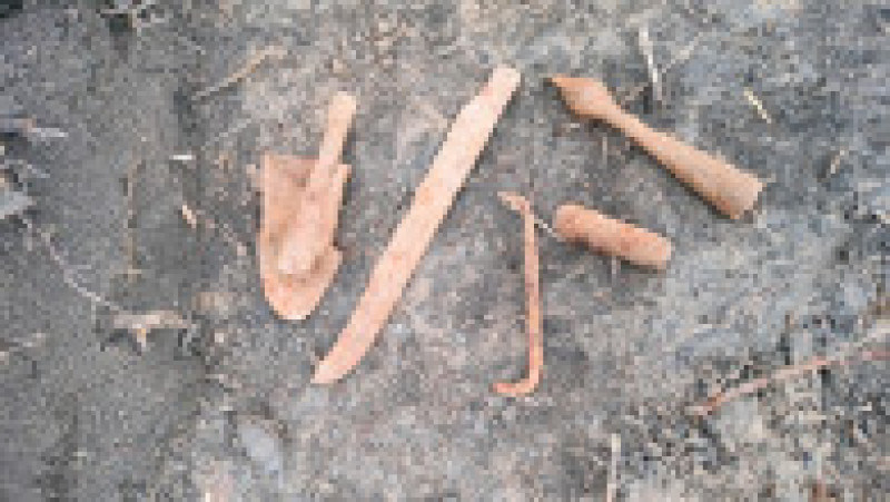Depozite de arme şi unelte agricole din fier datând din perioada medievală timpurie au fost descoperite într-un sat situat la câţiva kilometri de Ploieşti. Foto: Facebook/ Muzeul Judetean de Istorie si Arheologie Prahova | Poza 13 din 15