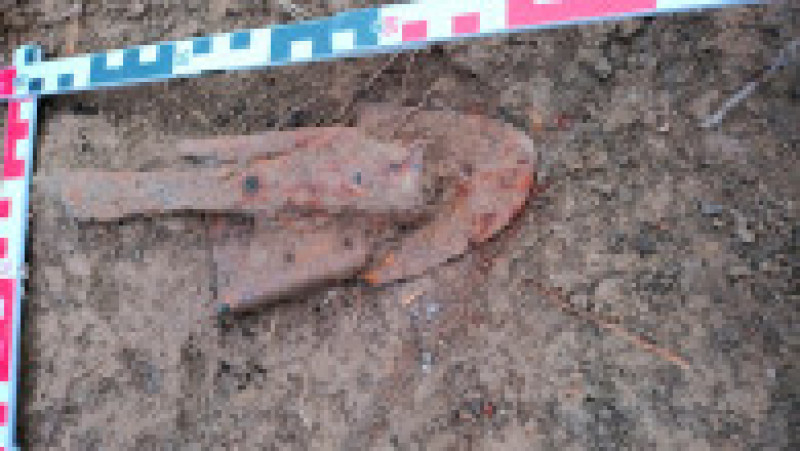 Depozite de arme şi unelte agricole din fier datând din perioada medievală timpurie au fost descoperite într-un sat situat la câţiva kilometri de Ploieşti. Foto: Facebook/ Muzeul Judetean de Istorie si Arheologie Prahova | Poza 11 din 15