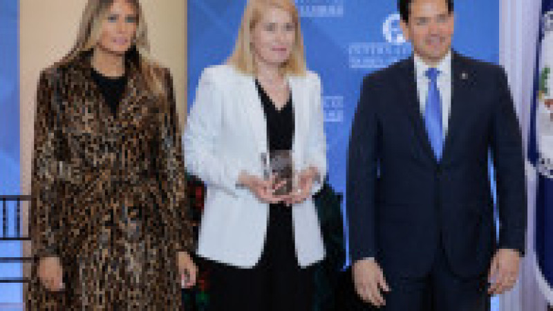 Georgiana Pascu, activista româncă premiată de Departamentul de Stat al SUA, alături de Prima Doamnă a Statelor Unite, Melania Trump, și secretarul de stat american Marco Rubio. Foto. Profimedia | Poza 3 din 3