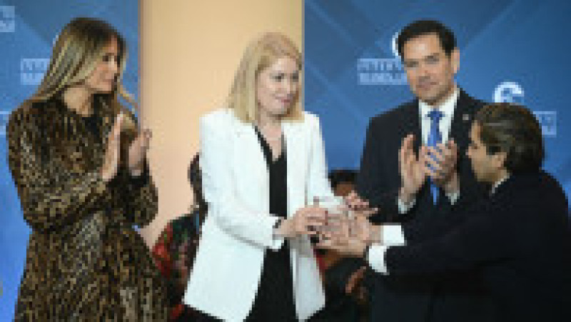 Georgiana Pascu, activista româncă premiată de Departamentul de Stat al SUA, alături de Prima Doamnă a Statelor Unite, Melania Trump, și secretarul de stat american Marco Rubio. Foto. Profimedia | Poza 1 din 3