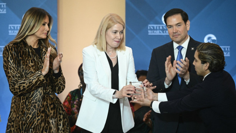 Georgiana Pascu, activista româncă premiată de Departamentul de Stat al SUA, alături de Prima Doamnă a Statelor Unite, Melania Trump, și secretarul de stat american Marco Rubio. Foto. Profimedia