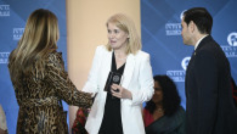 Georgiana Pascu, activista româncă premiată de Departamentul de Stat al SUA, alături de Prima Doamnă a Statelor Unite, Melania Trump, și secretarul de stat american Marco Rubio. Foto. Profimedia | Poza 2 din 3