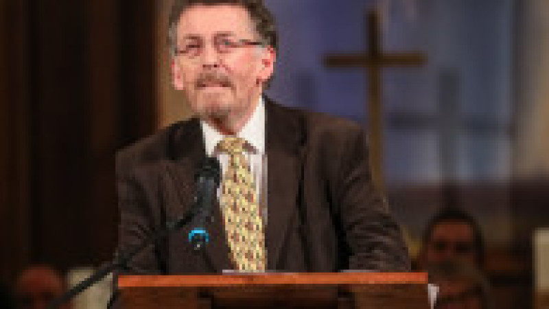 Actorul Robert Powell tine un discurs la un concert de colinde de Crăciun al celebrităților Mildmay, Londra, Marea Britanie. (2018). Foto: Profimedia | Poza 5 din 5