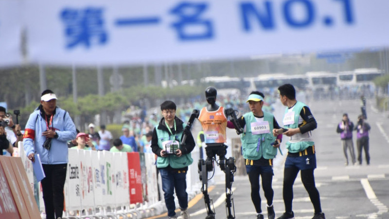 Roboți la semimaratonul din Beijing. Foto: Profimedia