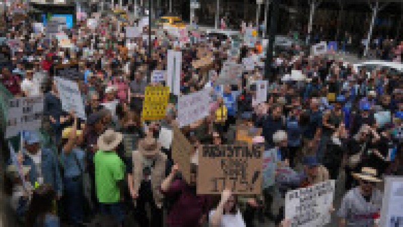Mii de oameni au ieșit sâmbătă în stradă la New York, Washington și în alte orașe americane, într-o nouă zi de mobilizare anti-Trump. Foto: Profimedia | Poza 4 din 9