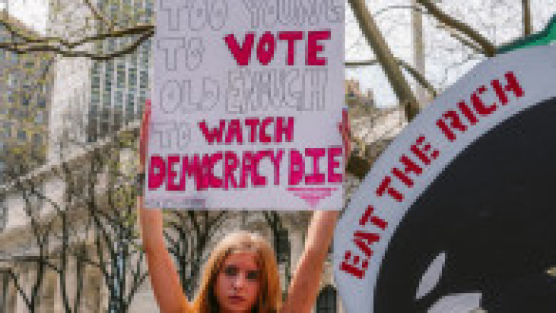 O adolescentă participă la protestele anti-Trump din New York, purtând o pancartă cu mesajul „Am 15 ani. Prea tânără să votez, destul de mare să văd cum moare democrația”. Foto: Profimedia | Poza 9 din 9