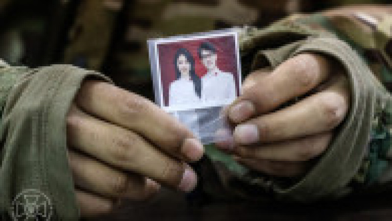 Un prizonier chinez capturat în Ucraina prezintă o fotografie de familie. Sursa foto: SBU/Facebook | Poza 4 din 7