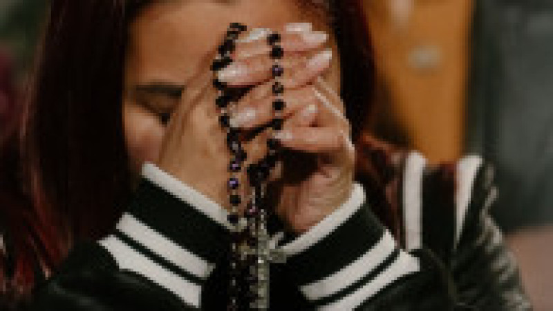 Credincioșii aduc un ultim omagiu papei Francisc la Bazilica Sfântul Petru. Foto: Inquam Photos / Andrei Pungovschi | Poza 2 din 5