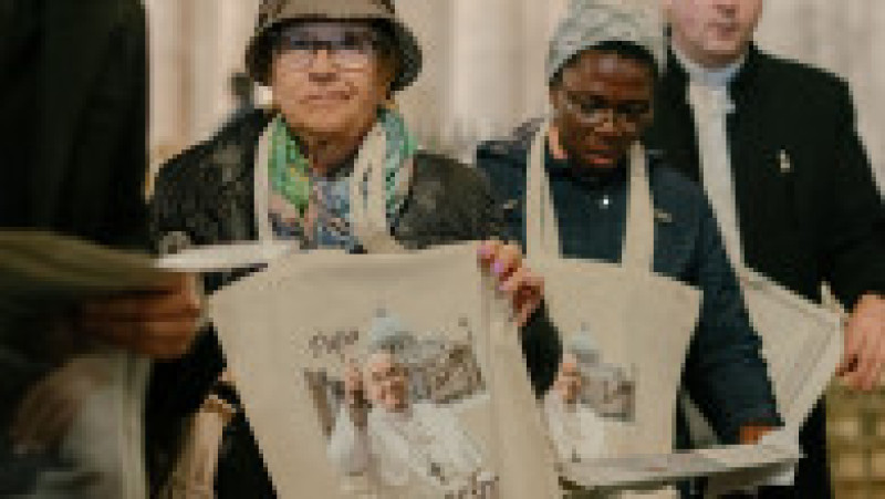 Credincioșii aduc un ultim omagiu papei Francisc la Bazilica Sfântul Petru. Foto: Inquam Photos / Andrei Pungovschi | Poza 4 din 5
