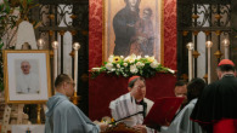 Credincioșii aduc un ultim omagiu papei Francisc la Bazilica Sfântul Petru. Foto: Inquam Photos / Andrei Pungovschi | Poza 5 din 5