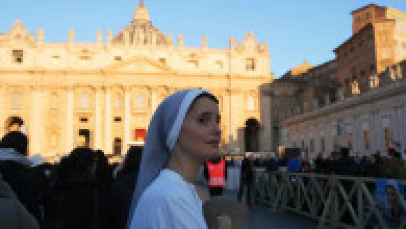 În dimineața zilei de sâmbătă, Piața Sfântul Petru a fost scăldată într-o lumină aurie, în timp ce sicriul papei Francisc era pregătit pentru slujba de înmormântare.  Sursa foto: Profimedia Images | Poza 3 din 8