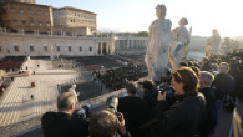 În dimineața zilei de sâmbătă, Piața Sfântul Petru a fost scăldată într-o lumină aurie, în timp ce sicriul papei Francisc era pregătit pentru slujba de înmormântare.  Sursa foto: Profimedia Images | Poza 6 din 8