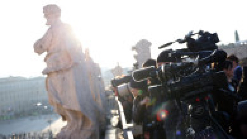 În dimineața zilei de sâmbătă, Piața Sfântul Petru a fost scăldată într-o lumină aurie, în timp ce sicriul papei Francisc era pregătit pentru slujba de înmormântare.  Sursa foto: Profimedia Images | Poza 5 din 8