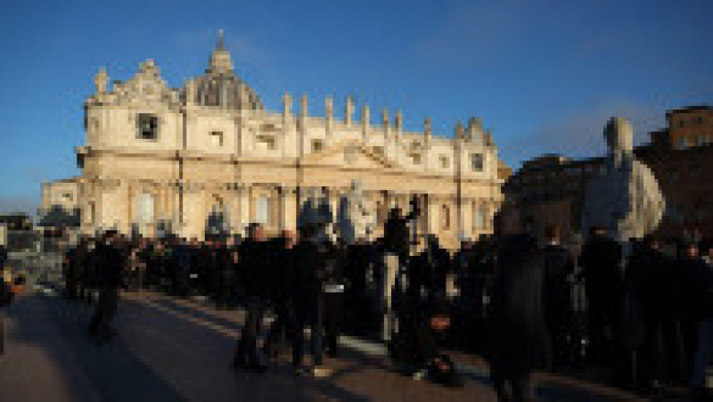 În dimineața zilei de sâmbătă, Piața Sfântul Petru a fost scăldată într-o lumină aurie, în timp ce sicriul papei Francisc era pregătit pentru slujba de înmormântare.  Sursa foto: Profimedia Images | Poza 4 din 8