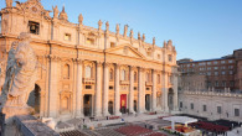 În dimineața zilei de sâmbătă, Piața Sfântul Petru a fost scăldată într-o lumină aurie, în timp ce sicriul papei Francisc era pregătit pentru slujba de înmormântare.  Sursa foto: Profimedia Images | Poza 2 din 8