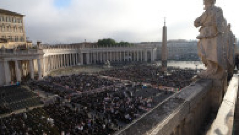 În dimineața zilei de sâmbătă, Piața Sfântul Petru a fost scăldată într-o lumină aurie, în timp ce sicriul papei Francisc era pregătit pentru slujba de înmormântare.  Sursa foto: Profimedia Images | Poza 1 din 8