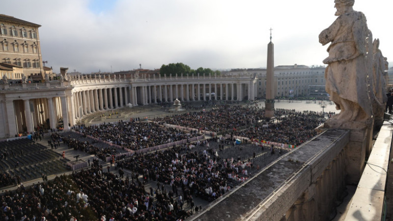În dimineața zilei de sâmbătă, Piața Sfântul Petru a fost scăldată într-o lumină aurie, în timp ce sicriul papei Francisc era pregătit pentru slujba de înmormântare.  Sursa foto: Profimedia Images