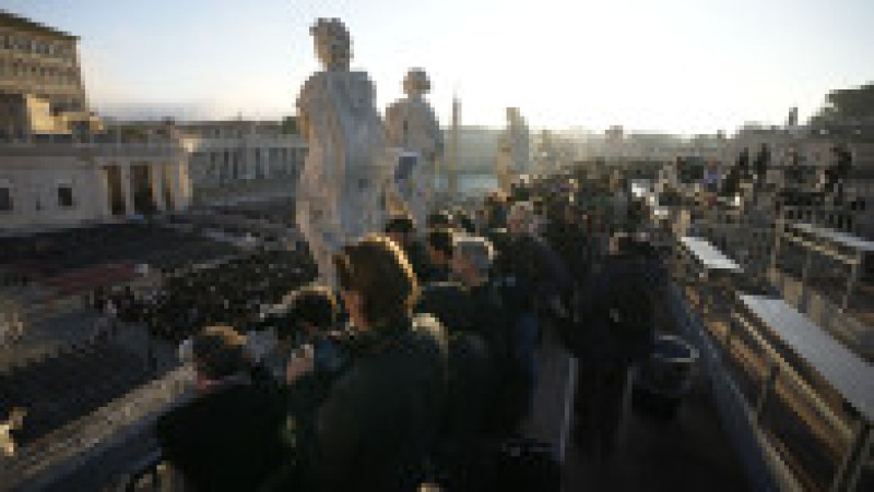 În dimineața zilei de sâmbătă, Piața Sfântul Petru a fost scăldată într-o lumină aurie, în timp ce sicriul papei Francisc era pregătit pentru slujba de înmormântare.  Sursa foto: Profimedia Images | Poza 7 din 8