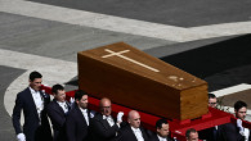 Papa Francisc scos din Basilica Sfântul Petru. Foto: Profimedia | Poza 3 din 3