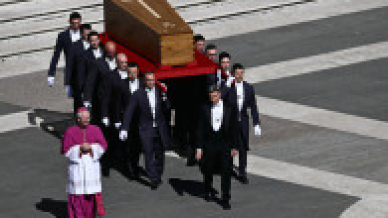 Papa Francisc scos din Basilica Sfântul Petru. Foto: Profimedia | Poza 2 din 3