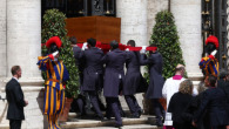 Sicriul cu trupul papei Francisc adus la Biserica Santa Maria Maggiore. Foto: Profimedia | Poza 9 din 11