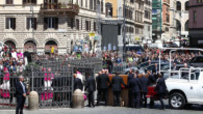 Sicriul cu trupul papei Francisc adus la Biserica Santa Maria Maggiore. Foto: Profimedia | Poza 10 din 11