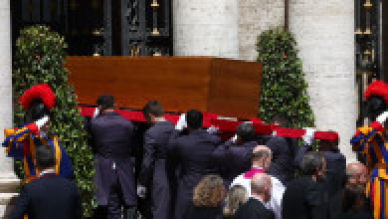 Sicriul cu trupul papei Francisc adus la Biserica Santa Maria Maggiore. Foto: Profimedia | Poza 8 din 11