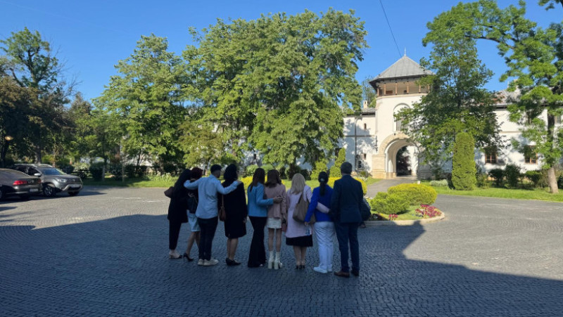 Susținătorii Elenei Lasconi, la poză