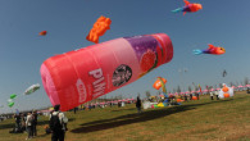 WEIFANG, CHIINA - APRIL 19: A beverage bottle-shaped kite flies in the sky during the 42nd Weifang International Kite Festival on April 19, 2025 in Weifang, Shandong Province of China. The festival has attracted about 257 teams from 51 countries and regions. Copyright: xVCGx 111562363233,Image: 990188072, License: Rights-managed, Restrictions: imago is entitled to issue a simple usage license at the time of provision. Personality and trademark rights as well as copyright laws regarding art-works shown must be observed. Commercial use at your own risk.;PUBLICATIONxNOTxINxCHN, Model Release: no | Poza 14 din 14