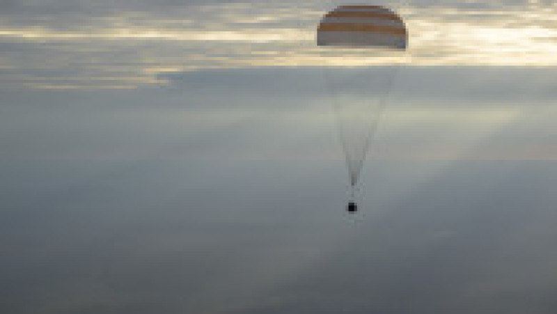 Capsula spațială Soiuz este încetinită de o parașută, înainte de aterizare Foto: Profimedia | Poza 1 din 6
