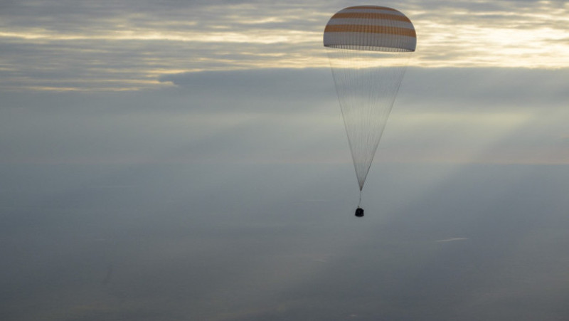 Capsula spațială Soiuz este încetinită de o parașută, înainte de aterizare Foto: Profimedia