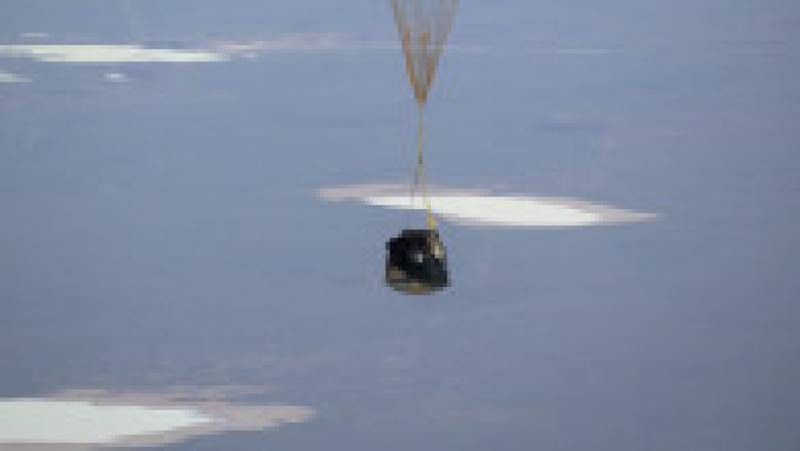 Capsula spațială Soiuz este încetinită de o parașută, înainte de aterizare Foto: Profimedia | Poza 2 din 6