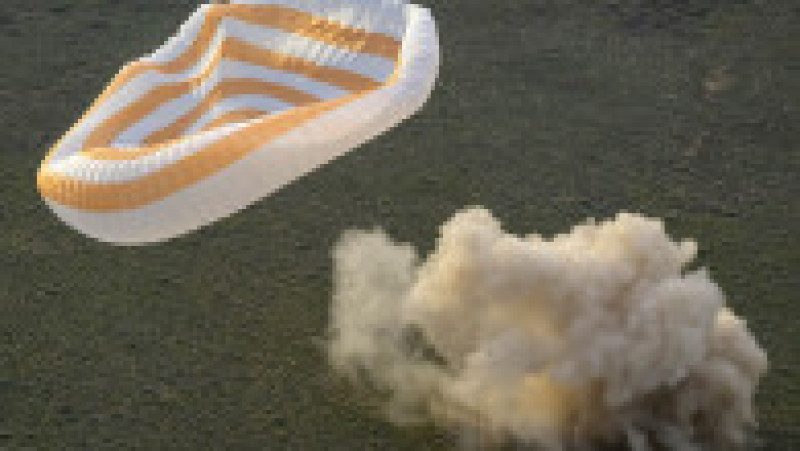 Norul de praf stârnit după ce capsula Soiuz ajunge la sol. Foto: Profimedia | Poza 3 din 6