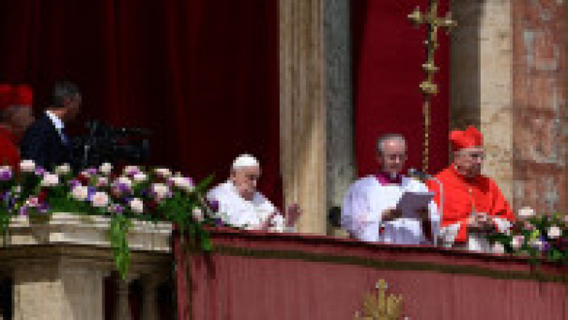 Papa Francisc a binecuvântat mulțimea, în Duminica Paștelui, de la balconul Bazilicii Sfântul Petru de la Vatican Foto: Profimedia | Poza 3 din 10