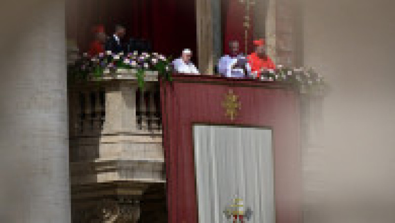Papa Francisc a binecuvântat mulțimea, în Duminica Paștelui, de la balconul Bazilicii Sfântul Petru de la Vatican Foto: Profimedia | Poza 1 din 10