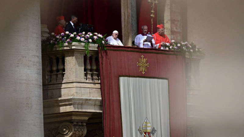Papa Francisc a binecuvântat mulțimea, în Duminica Paștelui, de la balconul Bazilicii Sfântul Petru de la Vatican Foto: Profimedia