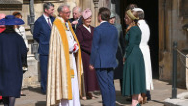 Familia regală britanică, întâmpinată de episcopul de Windsor în fața capelei St. George. Foto: Profimedia | Poza 3 din 4