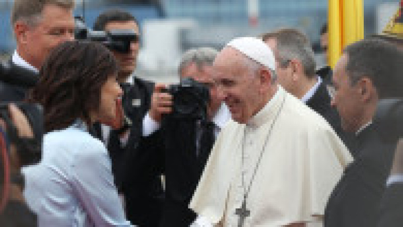 Papa Francisc, care a încetat din viață, a vizitat România în 2019, unde s-a întâlnit la București cu președintele Klaus Iohannis, premierul Viorica Dăncilă și a mers la Blaj, Șumuleu Ciuc și Iași, unde a fost întâmpinat de mii de credincioși creștini. Foto: Inquam Photos | Poza 4 din 39