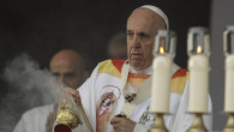 Papa Francisc, care a încetat din viață, a vizitat România în 2019, unde s-a întâlnit la București cu președintele Klaus Iohannis, premierul Viorica Dăncilă și a mers la Blaj, Șumuleu Ciuc și Iași, unde a fost întâmpinat de mii de credincioși creștini. Foto: Inquam Photos | Poza 7 din 39
