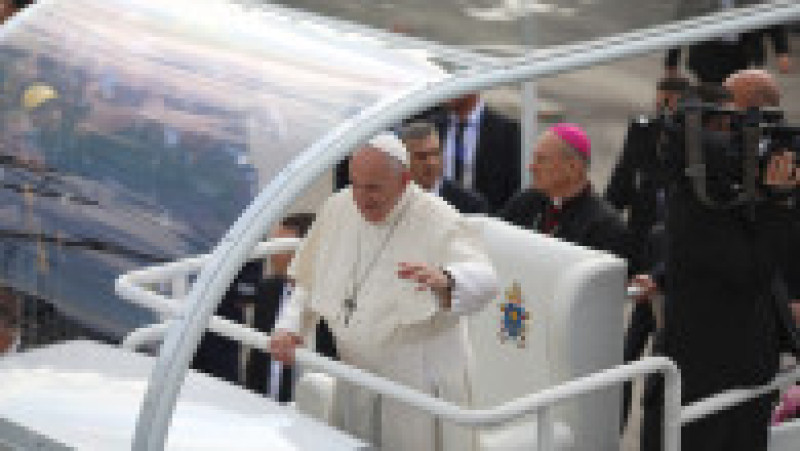 Papa Francisc saluta credinciosii sositi pentru întâlnirea Mariană cu tinerii și cu familiile în fața Palatului Culturii din Iași, sambata, 1 iunie 2019. Inquam Photos / George Calin | Poza 9 din 39