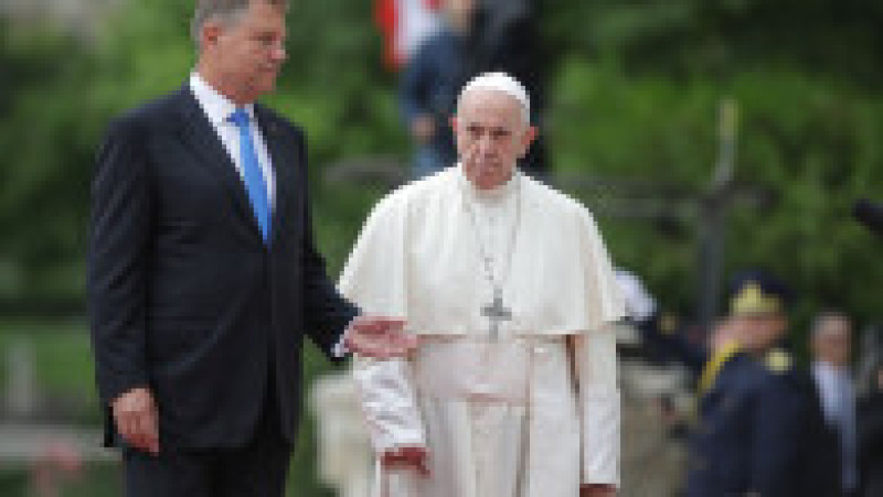 Papa Francisc, care a încetat din viață, a vizitat România în 2019, unde s-a întâlnit la București cu președintele Klaus Iohannis, premierul Viorica Dăncilă și a mers la Blaj, Șumuleu Ciuc și Iași, unde a fost întâmpinat de mii de credincioși creștini. Foto: Inquam Photos | Poza 1 din 39