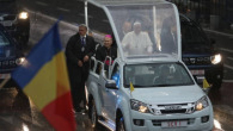 Papa Francisc, care a încetat din viață, a vizitat România în 2019, unde s-a întâlnit la București cu președintele Klaus Iohannis, premierul Viorica Dăncilă și a mers la Blaj, Șumuleu Ciuc și Iași, unde a fost întâmpinat de mii de credincioși creștini. Foto: Inquam Photos | Poza 33 din 39