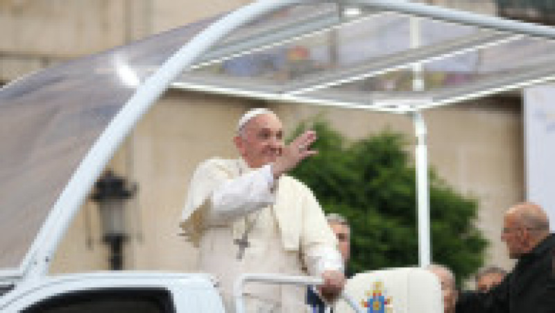 Papa Francisc, care a încetat din viață, a vizitat România în 2019, unde s-a întâlnit la București cu președintele Klaus Iohannis, premierul Viorica Dăncilă și a mers la Blaj, Șumuleu Ciuc și Iași, unde a fost întâmpinat de mii de credincioși creștini. Foto: Inquam Photos | Poza 36 din 39
