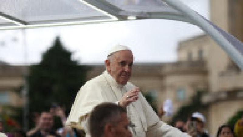 Papa Francisc, care a încetat din viață, a vizitat România în 2019, unde s-a întâlnit la București cu președintele Klaus Iohannis, premierul Viorica Dăncilă și a mers la Blaj, Șumuleu Ciuc și Iași, unde a fost întâmpinat de mii de credincioși creștini. Foto: Inquam Photos | Poza 35 din 39