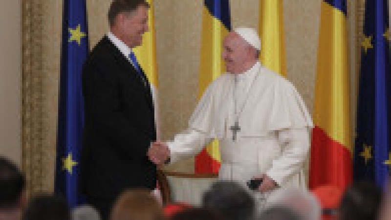Papa Francisc, care a încetat din viață, a vizitat România în 2019, unde s-a întâlnit la București cu președintele Klaus Iohannis, premierul Viorica Dăncilă și a mers la Blaj, Șumuleu Ciuc și Iași, unde a fost întâmpinat de mii de credincioși creștini. Foto: Inquam Photos | Poza 37 din 39