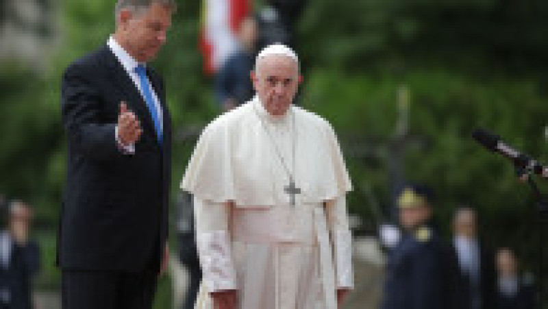 Papa Francisc, care a încetat din viață, a vizitat România în 2019, unde s-a întâlnit la București cu președintele Klaus Iohannis, premierul Viorica Dăncilă și a mers la Blaj, Șumuleu Ciuc și Iași, unde a fost întâmpinat de mii de credincioși creștini. Foto: Inquam Photos | Poza 39 din 39